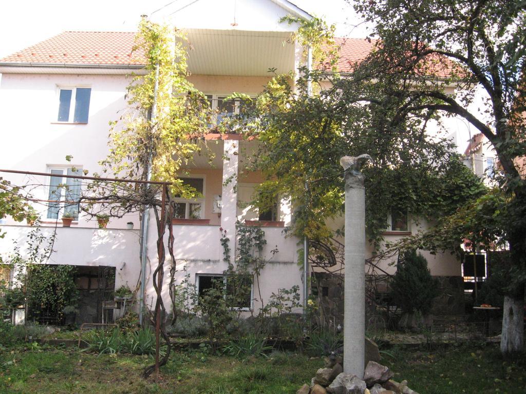 Vilni Kimnaty Hotel Mukacheve Exterior photo