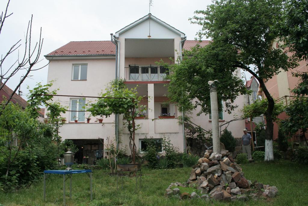 Vilni Kimnaty Hotel Mukacheve Exterior photo